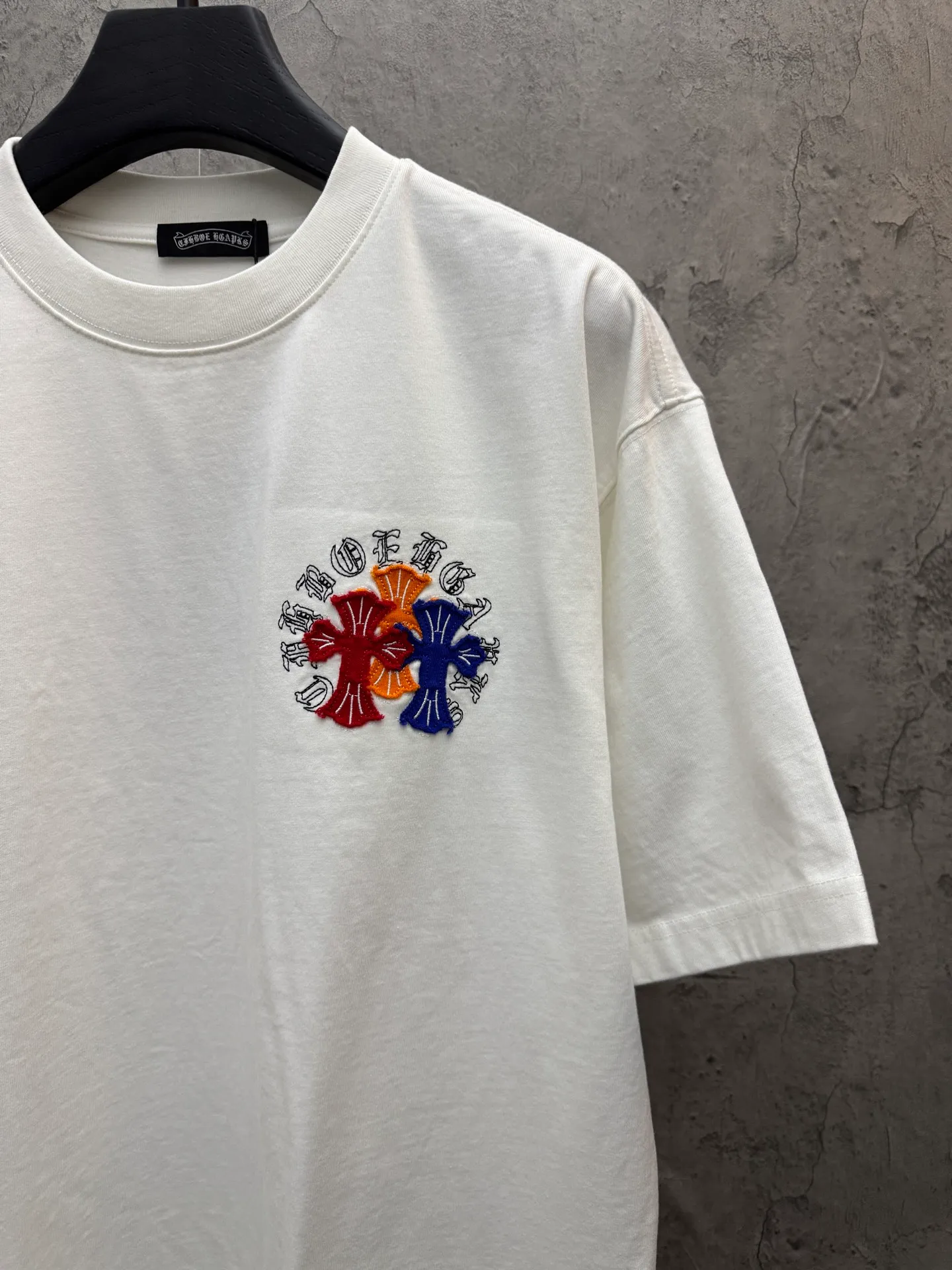 P180 top version, real shot without P, ​​different from market currency) 𝗖𝗵𝗿𝗼𝗺𝗲 𝗛𝗲𝗮𝗿𝘁𝘀/Croxin 2026 spring new original single counter American laser burnt patch embroidered couple short sleeves 👑The highest version! Customized fabric 300 grams, best-selling model at the counter, very comfortable to wear. Accessories: original molded and authenticated collar label ➕ 100% silk wash water label. Genuine purchase-grade original hangtag➕matching hanging rope➕3D hanging beads➕original packaging bag. Craftsmanship: The original version has consistent wiring! The highest version of the armhole matching technique! Color: White Black Size: S M L XL Style No.: 26-2031
